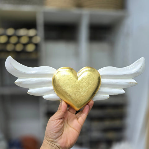 Explora nuestros corazones con alas, piezas artesanales talladas y pintadas a mano que desprenden encanto y emoción. Cada corazón es una expresión única de amor y libertad - Corazón de Madera - Corazón Tallado - Corazón con Alas - Corazón Decorativo