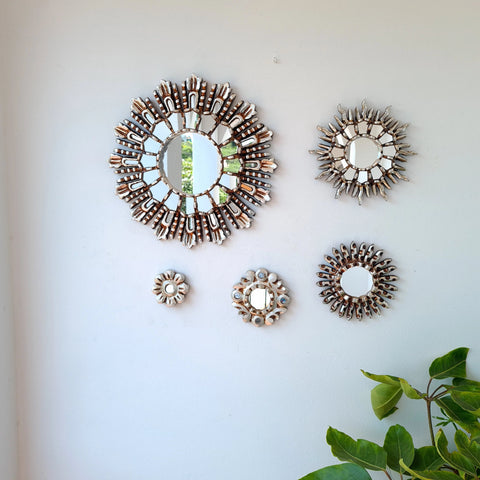 Hermosa composición de espejos decorativos artesanales cuzqueños, ideales para embellecer tu hogar con estilo único. Espejos Artesanales laminados en pan de Oro-Espejos Decorativos-Espejos Peruanos-Espejos Cuzqueños-Peruvian Mirrors-Espejos de Madera