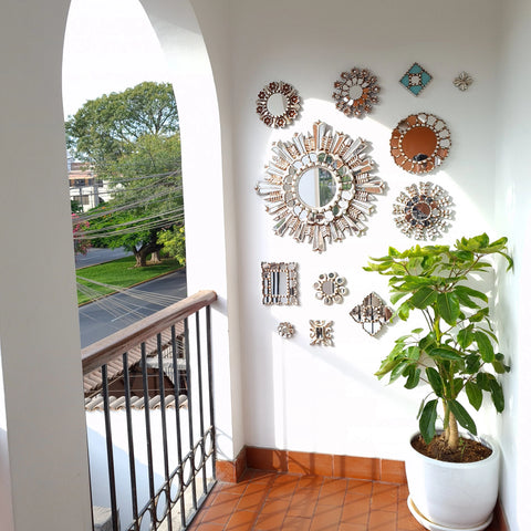 Hermosa composición de espejos decorativos artesanales cuzqueños, ideales para embellecer tu hogar con estilo único. Espejos Artesanales laminados en pan de Oro-Espejos Decorativos-Espejos Peruanos-Espejos Cuzqueños-Peruvian Mirrors-Espejos de Madera