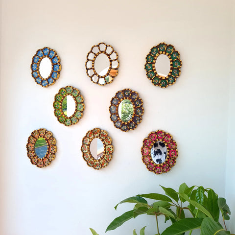 Hermosa composición de espejos decorativos artesanales cuzqueños, ideales para embellecer tu hogar con estilo único. Espejos Artesanales laminados en pan de Oro-Espejos Decorativos-Espejos Peruanos-Espejos Cuzqueños-Peruvian Mirrors-Espejos de Madera