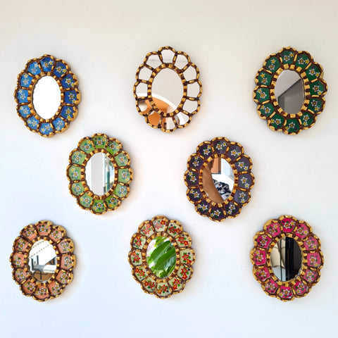 Hermosa composición de espejos decorativos artesanales cuzqueños, ideales para embellecer tu hogar con estilo único. Espejos Artesanales laminados en pan de Oro-Espejos Decorativos-Espejos Peruanos-Espejos Cuzqueños-Peruvian Mirrors-Espejos de Madera
