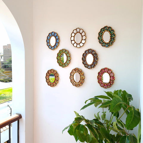 Hermosa composición de espejos decorativos artesanales cuzqueños, ideales para embellecer tu hogar con estilo único. Espejos Artesanales laminados en pan de Oro-Espejos Decorativos-Espejos Peruanos-Espejos Cuzqueños-Peruvian Mirrors-Espejos de Madera