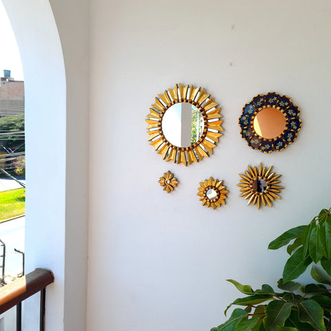 Hermosa composición de espejos decorativos artesanales cuzqueños, ideales para embellecer tu hogar con estilo único. Espejos Artesanales laminados en pan de Oro-Espejos Decorativos-Espejos Peruanos-Espejos Cuzqueños-Peruvian Mirrors-Espejos de Madera