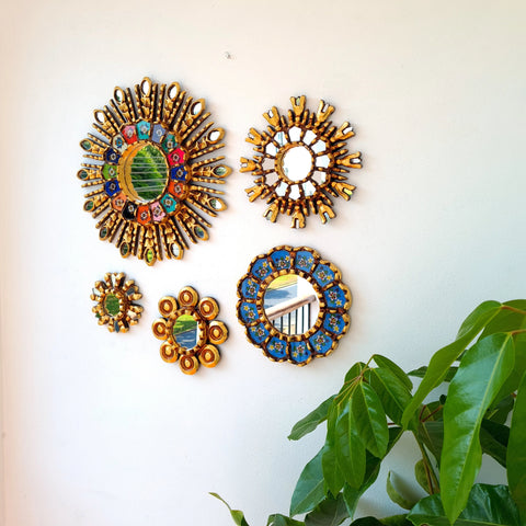 Hermosa composición de espejos decorativos artesanales cuzqueños, ideales para embellecer tu hogar con estilo único. Espejos Artesanales laminados en pan de Oro-Espejos Decorativos-Espejos Peruanos-Espejos Cuzqueños-Peruvian Mirrors-Espejos de Madera