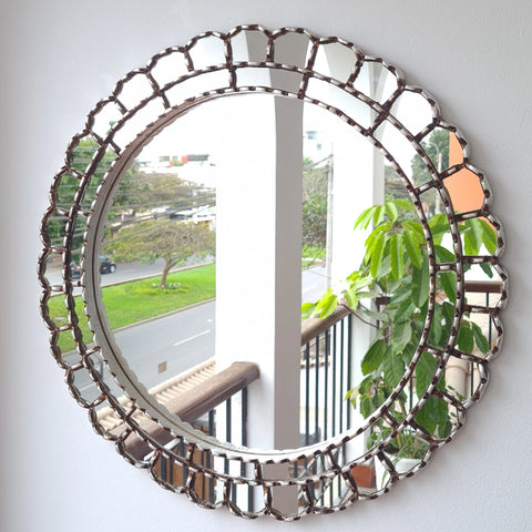 Embellece tu espacio con nuestros espejos de 60 cm estilo cuzqueño y cajamarquino, reflejo de la artesanía peruana y símbolo de tradición y elegancia - Espejos Peruanos - Peruvian Mirrors - Echo a Mano - Madera Tallada - Espejo Decorativo - Artesanal