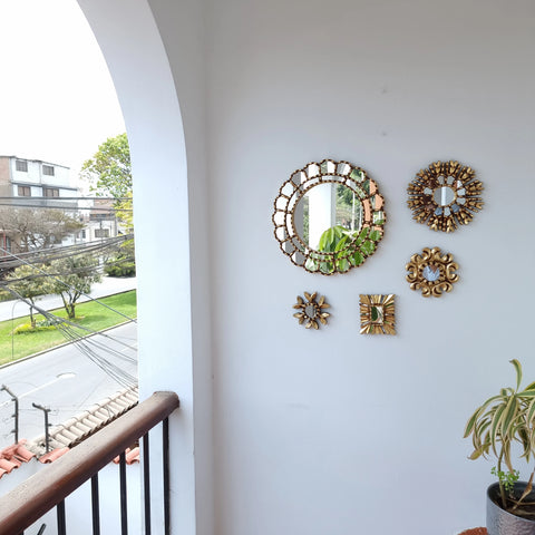 Hermosa composición de espejos decorativos artesanales cuzqueños, ideales para embellecer tu hogar con estilo único. Espejos Artesanales laminados en pan de Oro-Espejos Decorativos-Espejos Peruanos-Espejos Cuzqueños-Peruvian Mirrors-Espejos de Madera