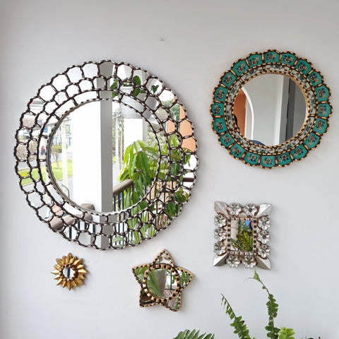 Hermosa composición de espejos decorativos artesanales cuzqueños, ideales para embellecer tu hogar con estilo único. Espejos Artesanales laminados en pan de Oro-Espejos Decorativos-Espejos Peruanos-Espejos Cuzqueños-Peruvian Mirrors-Espejos de Madera