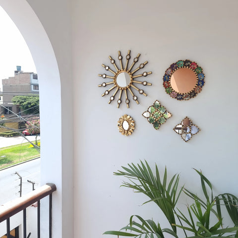 Hermosa composición de espejos decorativos artesanales cuzqueños, ideales para embellecer tu hogar con estilo único. Espejos Artesanales laminados en pan de Oro-Espejos Decorativos-Espejos Peruanos-Espejos Cuzqueños-Peruvian Mirrors-Espejos de Madera