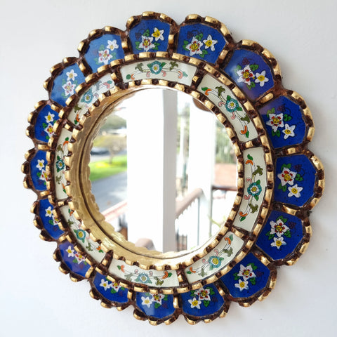 Embellece tu espacio con nuestros espejos de 30 cm estilo cuzqueño y cajamarquino, reflejo de la artesanía peruana y símbolo de tradición y elegancia - Espejos Peruanos - Peruvian Mirrors - Echo a Mano - Madera Tallada - Espejo Decorativo - Artesanal