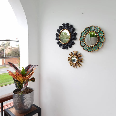 Hermosa composición de espejos decorativos artesanales cuzqueños, ideales para embellecer tu hogar con estilo único. Espejos Artesanales laminados en pan de Oro-Espejos Decorativos-Espejos Peruanos-Espejos Cuzqueños-Peruvian Mirrors-Espejos de Madera