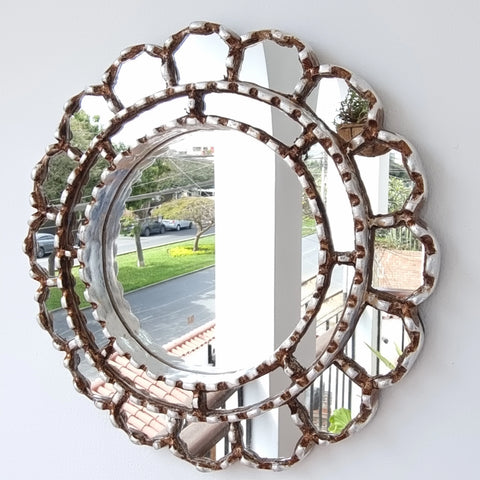 Embellece tu espacio con nuestros espejos de 30 cm estilo cuzqueño y cajamarquino, reflejo de la artesanía peruana y símbolo de tradición y elegancia - Espejos Peruanos - Peruvian Mirrors - Echo a Mano - Madera Tallada - Espejo Decorativo - Artesanal
