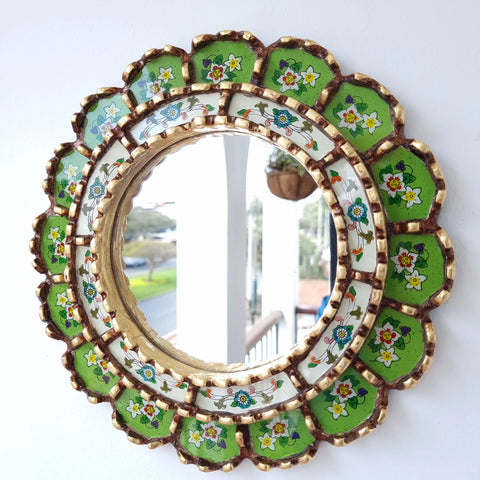 Embellece tu espacio con nuestros espejos de 30 cm estilo cuzqueño y cajamarquino, reflejo de la artesanía peruana y símbolo de tradición y elegancia - Espejos Peruanos - Peruvian Mirrors - Echo a Mano - Madera Tallada - Espejo Decorativo - Artesanal