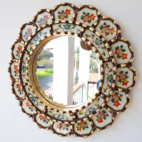 Embellece tu espacio con nuestros espejos de 30 cm estilo cuzqueño y cajamarquino, reflejo de la artesanía peruana y símbolo de tradición y elegancia - Espejos Peruanos - Peruvian Mirrors - Echo a Mano - Madera Tallada - Espejo Decorativo - Artesanal