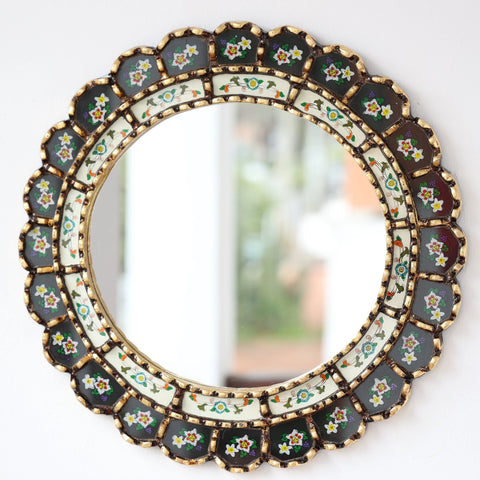 Embellece tu espacio con nuestros espejos de 40 cm estilo cuzqueño y cajamarquino, reflejo de la artesanía peruana y símbolo de tradición y elegancia - Espejos Peruanos - Peruvian Mirrors - Echo a Mano - Madera Tallada - Espejo Decorativo - Artesanal
