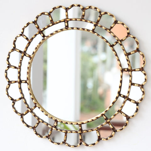 Embellece tu espacio con nuestros espejos de 40 cm estilo cuzqueño y cajamarquino, reflejo de la artesanía peruana y símbolo de tradición y elegancia - Espejos Peruanos - Peruvian Mirrors - Echo a Mano - Madera Tallada - Espejo Decorativo - Artesanal