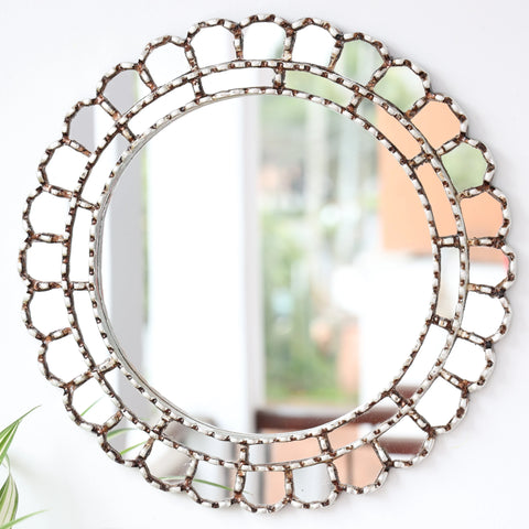Embellece tu espacio con nuestros espejos de 45 cm estilo cuzqueño y cajamarquino, reflejo de la artesanía peruana y símbolo de tradición y elegancia - Espejos Peruanos - Peruvian Mirrors - Echo a Mano - Madera Tallada - Espejo Decorativo - Artesanal