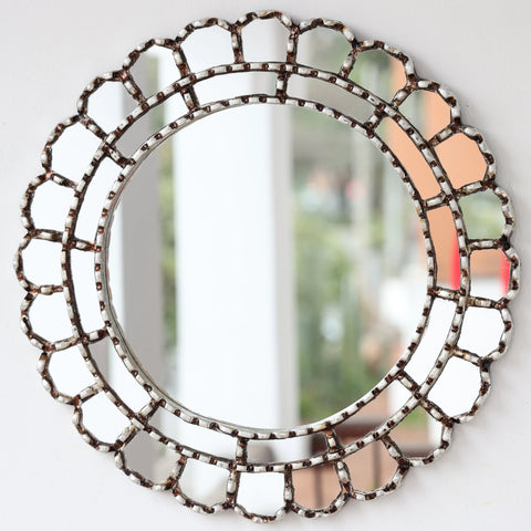 Embellece tu espacio con nuestros espejos de 40 cm estilo cuzqueño y cajamarquino, reflejo de la artesanía peruana y símbolo de tradición y elegancia - Espejos Peruanos - Peruvian Mirrors - Echo a Mano - Madera Tallada - Espejo Decorativo - Artesanal