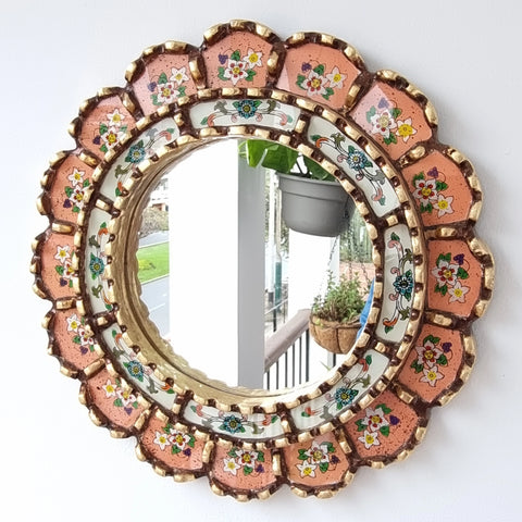 Embellece tu espacio con nuestros espejos de 30 cm estilo cuzqueño y cajamarquino, reflejo de la artesanía peruana y símbolo de tradición y elegancia - Espejos Peruanos - Peruvian Mirrors - Echo a Mano - Madera Tallada - Espejo Decorativo - Artesanal