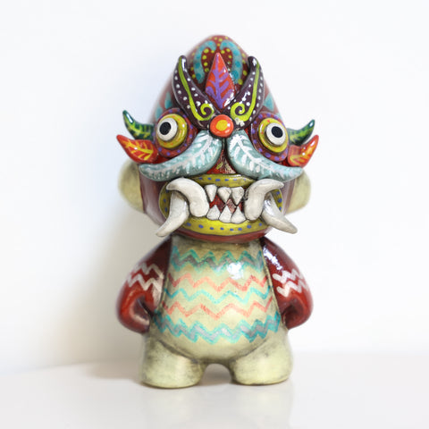 🧿 Ícaro Decorativo “Guardián del Arcoíris” – Figura de Cerámica Pintada a Mano