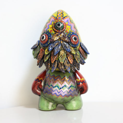 🦚 Ícaro Decorativo “Guardián de las Plumas Sagradas” – Figura de Cerámica Pintada a Mano