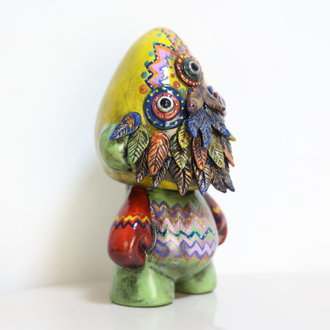 🦚 Ícaro Decorativo “Guardián de las Plumas Sagradas” – Figura de Cerámica Pintada a Mano