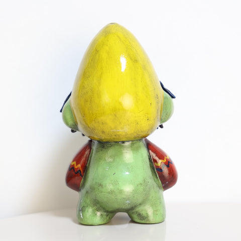 🦚 Ícaro Decorativo “Guardián de las Plumas Sagradas” – Figura de Cerámica Pintada a Mano