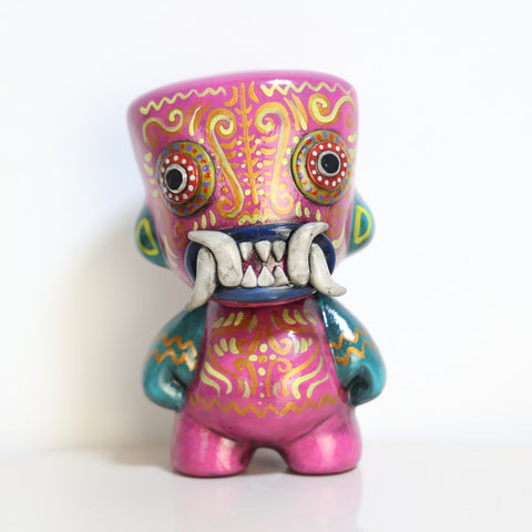 Cuchimilco “Guardiana del Fuego Interior” – Figura Cerámica Pintada a Mano (15 cm)