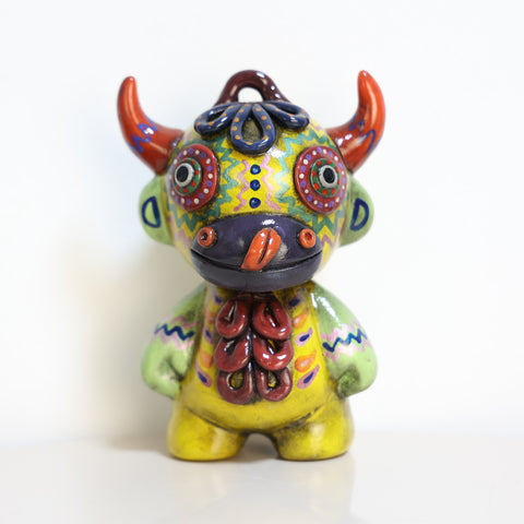 🐃 Toro Andino Ceremonial – Figura de Cerámica Pintada a Mano (15 cm)