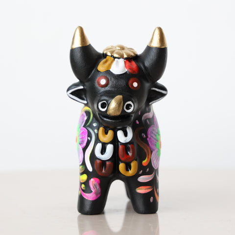 Toro de Pucará 10 cm – Cerámica Artesanal Peruana Decorativa Pintada a Mano