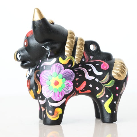 Toro de Pucará 10 cm – Cerámica Artesanal Peruana Decorativa Pintada a Mano