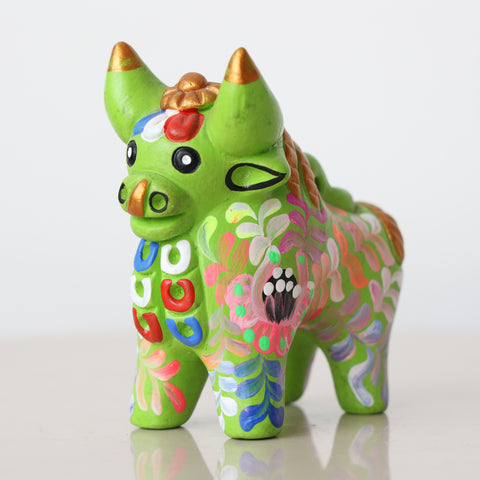 Toro de Pucará 10 cm – Cerámica Artesanal Peruana Decorativa Pintada a Mano