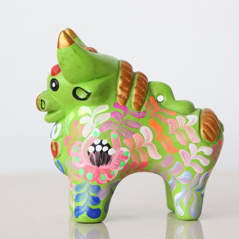 Toro de Pucará 10 cm – Cerámica Artesanal Peruana Decorativa Pintada a Mano