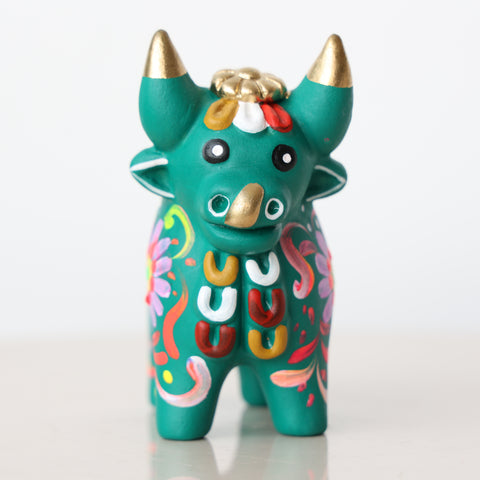 Toro de Pucará 10 cm – Cerámica Artesanal Peruana Decorativa Pintada a Mano