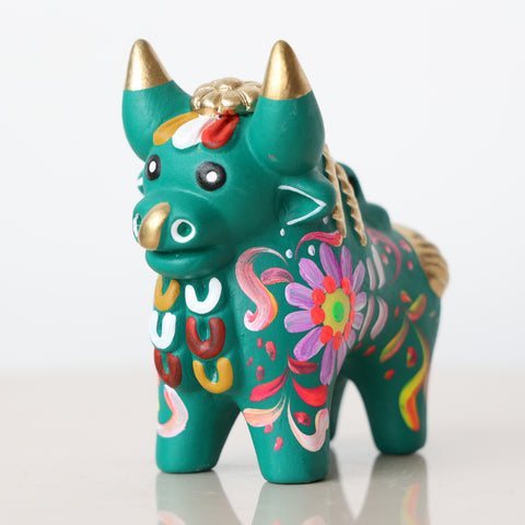 Toro de Pucará 10 cm – Cerámica Artesanal Peruana Decorativa Pintada a Mano