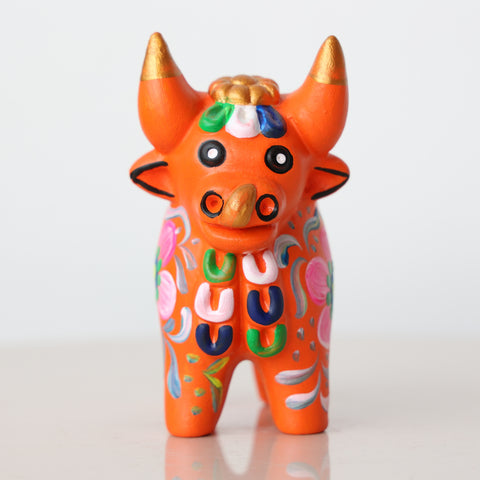 Toro de Pucará 10 cm – Cerámica Artesanal Peruana Decorativa Pintada a Mano