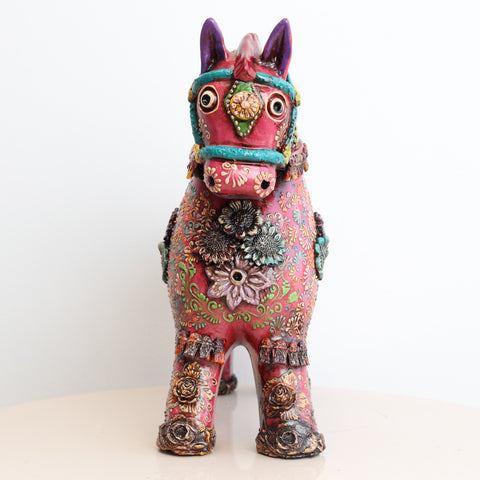 🐎 Caballo de Pucará Premium Fucsia  28 cm – Cerámica Artesanal Peruana Decorativa de Lujo