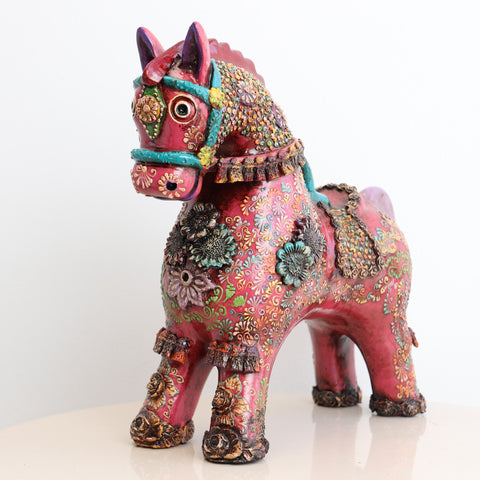 🐎 Caballo de Pucará Premium Fucsia  28 cm – Cerámica Artesanal Peruana Decorativa de Lujo