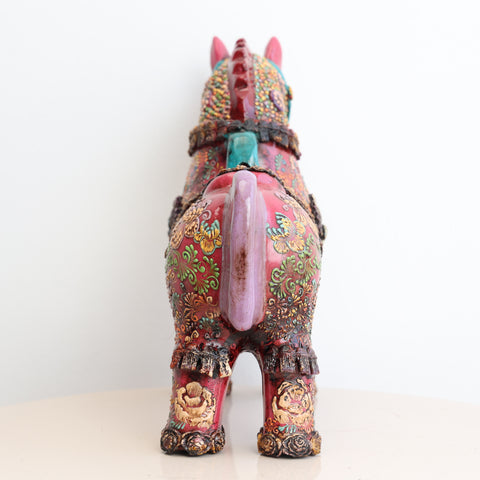 🐎 Caballo de Pucará Premium Fucsia  28 cm – Cerámica Artesanal Peruana Decorativa de Lujo