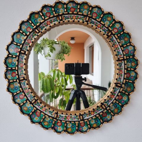 Embellece tu espacio con nuestros espejos de 45 cm estilo cuzqueño y cajamarquino, reflejo de la artesanía peruana y símbolo de tradición y elegancia - Espejos Peruanos - Peruvian Mirrors - Echo a Mano - Madera Tallada - Espejo Decorativo - Artesanal