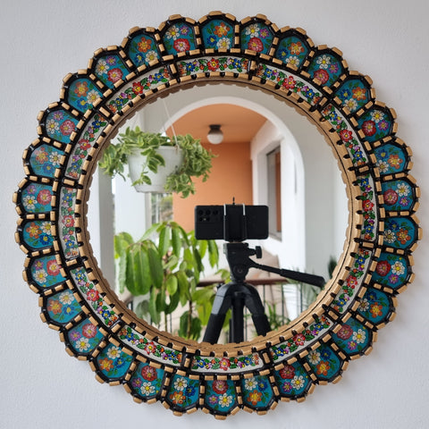 Embellece tu espacio con nuestros espejos de 45 cm estilo cuzqueño y cajamarquino, reflejo de la artesanía peruana y símbolo de tradición y elegancia - Espejos Peruanos - Peruvian Mirrors - Echo a Mano - Madera Tallada - Espejo Decorativo - Artesanal