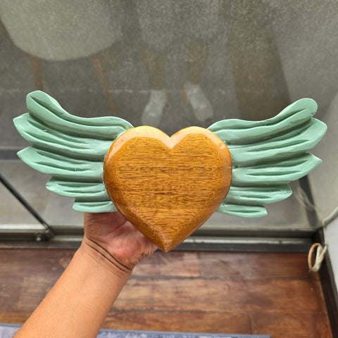 Explora nuestros corazones con alas, piezas artesanales talladas y pintadas a mano que desprenden encanto y emoción. Cada corazón es una expresión única de amor y libertad - Corazón de Madera - Corazón Tallado - Corazón con Alas - Corazón Decorativo