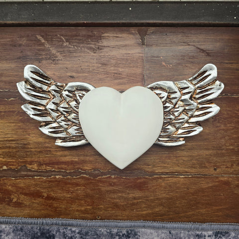 Explora nuestros corazones con alas, piezas artesanales talladas y pintadas a mano que desprenden encanto y emoción. Cada corazón es una expresión única de amor y libertad - Corazón de Madera - Corazón Tallado - Corazón con Alas - Corazón Decorativo