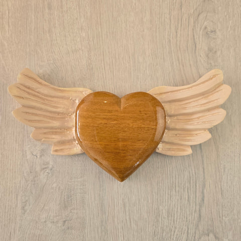 Explora nuestros corazones con alas, piezas artesanales talladas y pintadas a mano que desprenden encanto y emoción. Cada corazón es una expresión única de amor y libertad - Corazón de Madera - Corazón Tallado - Corazón con Alas - Corazón Decorativo