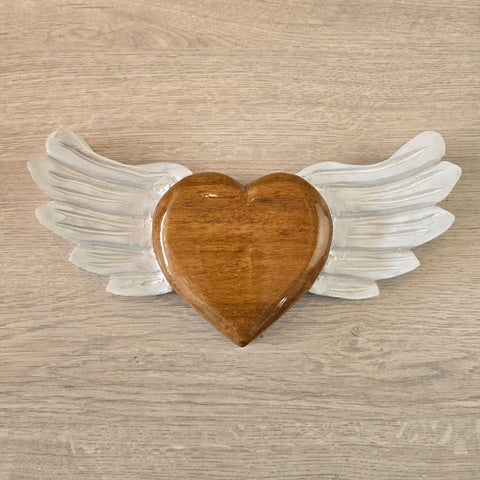 Explora nuestros corazones con alas, piezas artesanales talladas y pintadas a mano que desprenden encanto y emoción. Cada corazón es una expresión única de amor y libertad - Corazón de Madera - Corazón Tallado - Corazón con Alas - Corazón Decorativo