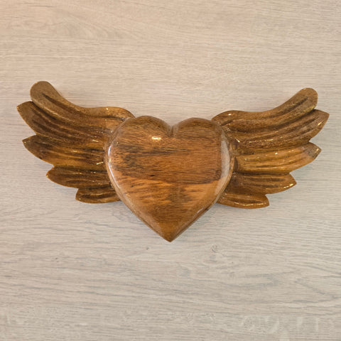 Explora nuestros corazones con alas, piezas artesanales talladas y pintadas a mano que desprenden encanto y emoción. Cada corazón es una expresión única de amor y libertad - Corazón de Madera - Corazón Tallado - Corazón con Alas - Corazón Decorativo