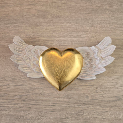 Explora nuestros corazones con alas, piezas artesanales talladas y pintadas a mano que desprenden encanto y emoción. Cada corazón es una expresión única de amor y libertad - Corazón de Madera - Corazón Tallado - Corazón con Alas - Corazón Decorativo