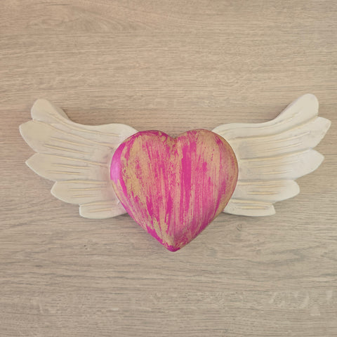 Explora nuestros corazones con alas, piezas artesanales talladas y pintadas a mano que desprenden encanto y emoción. Cada corazón es una expresión única de amor y libertad - Corazón de Madera - Corazón Tallado - Corazón con Alas - Corazón Decorativo