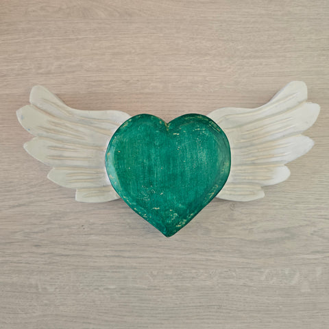 Explora nuestros corazones con alas, piezas artesanales talladas y pintadas a mano que desprenden encanto y emoción. Cada corazón es una expresión única de amor y libertad - Corazón de Madera - Corazón Tallado - Corazón con Alas - Corazón Decorativo