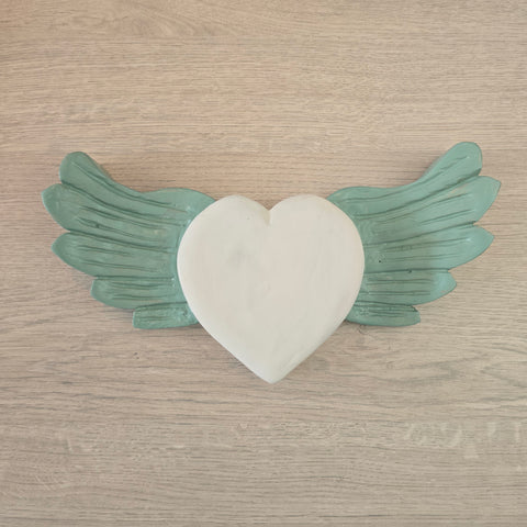 Explora nuestros corazones con alas, piezas artesanales talladas y pintadas a mano que desprenden encanto y emoción. Cada corazón es una expresión única de amor y libertad - Corazón de Madera - Corazón Tallado - Corazón con Alas - Corazón Decorativo