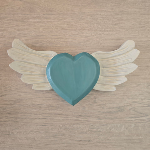 Explora nuestros corazones con alas, piezas artesanales talladas y pintadas a mano que desprenden encanto y emoción. Cada corazón es una expresión única de amor y libertad - Corazón de Madera - Corazón Tallado - Corazón con Alas - Corazón Decorativo